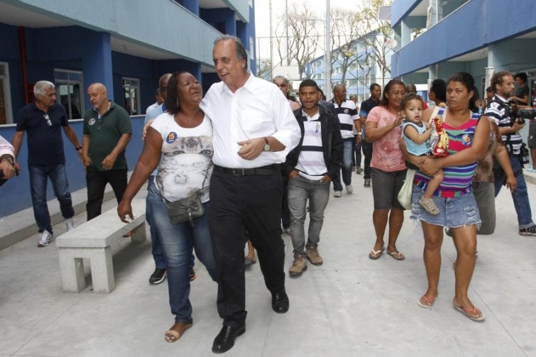 Luiz Fernando Pezão durante sua campanha ao governo, em 2014, em Manguinhos. A manutenção da política atual provocou uma nova morte (Lucas Figueiredo / Pezão 15)