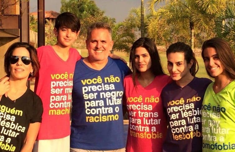 Ao lado da família, Glória Pires faz campanha contra a homofobia, transfobia, racismo e o machismo