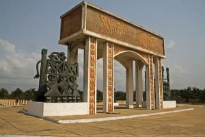Portal do não-retorno, voltado para o oceano, a última parada dos escravos, Benin.