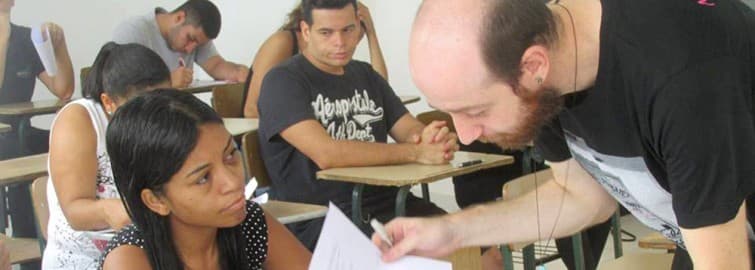 Britânico cria escola de inglês gratuita na Rocinha