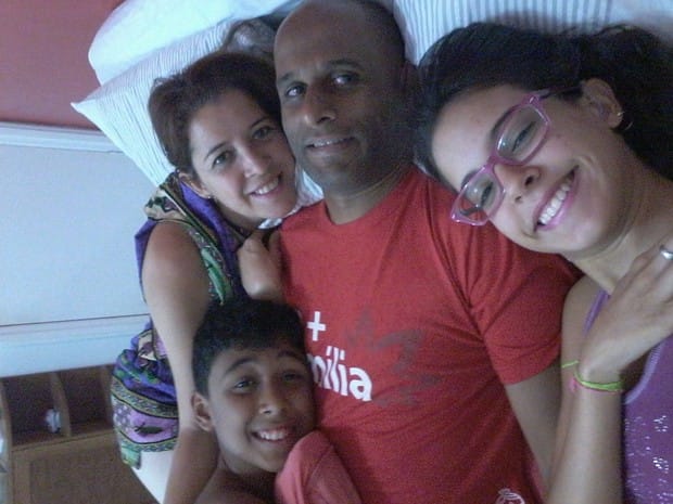 Na foto, Leno aparece com a esposa e os filhos; a foto foi tirada no dia que Rosa e Lenival chegaram da Bahia após a cirurgia em que ele retirou a mama (Foto: Arquivo Pessoal/Lenival dos Santos)