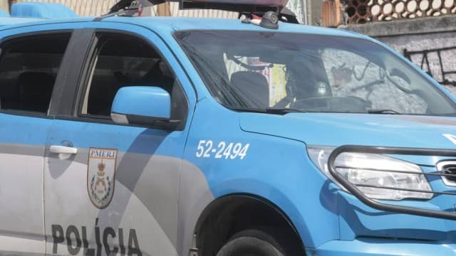 Policiais presos em flagrante após fuzilamento de jovens são transferidos para presídio em Niterói