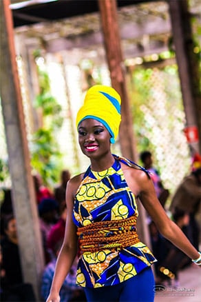 As peças coloridas são feitas com tecidos trazidos de Mocambique e chamados de “capulanas”. (D Rodrigues Photography) 