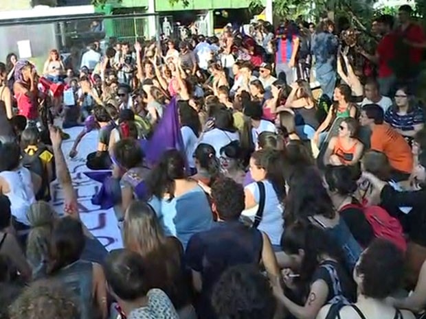 Manifestação reúne mulheres contra projeto de lei de Eduardo Cunha (Foto: Reprodução/TV Globo)