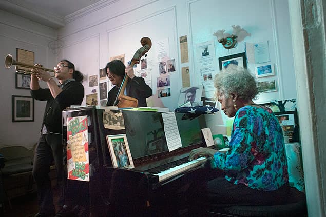 Após morte de filho, pianista promove sessões de jazz em apartamento em NY