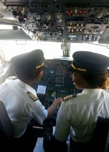 Pela primeira vez, a aeronave foi comandada apenas por mulheres na cabine de controle Foto: Reprodução / Facebook
