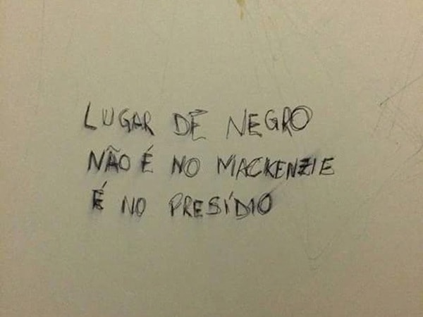 Pichação racista encontrada em banheiro da Universidade Mackenzie em São Paulo