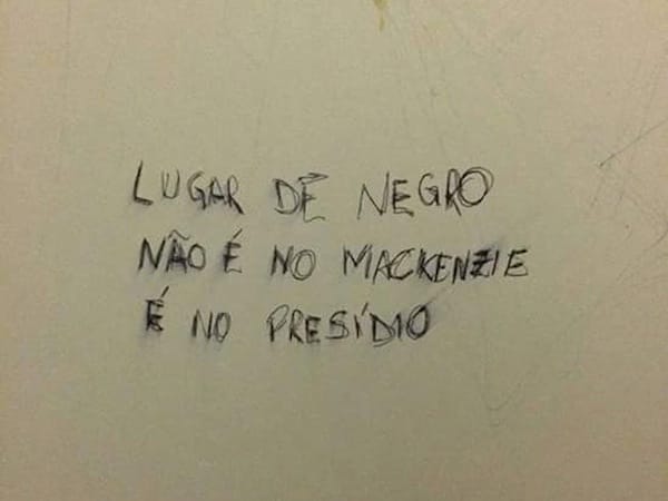 Pichação racista encontrada em banheiro da Universidade Mackenzie em São Paulo