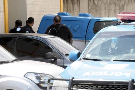 Policiais fuzilaram carro com jovens Foto: Roberto Moreyra / O Globo