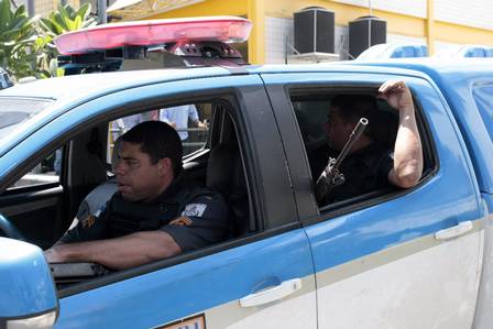 Policiais foram transferidos em viatura do próprio batalhão Foto: Roberto Moreyra / Extra