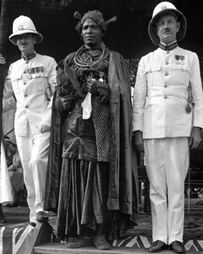 Oba Akenzua II, c. 1937 [Matphson/Matthieson - colonial à esquerda]
