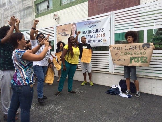 Grupo protesta contra proibição de ‘black power’ em escola de Santos