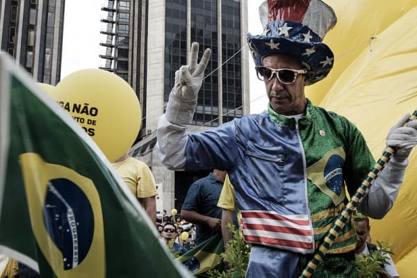 O manicômio em que se transformaram as manifestações pró-golpe. Por Paulo Nogueira