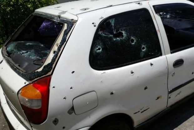 Jovens foram fuzilados dentro de carro. Veículo tem mais de 20 marcas de tiros Foto: Marina Brandão / Agência O DIA