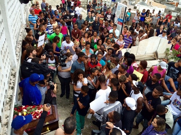 Enterro dos jovens em Costa Barros foi marcado pela emoção (Foto: Henrique Coelho/G1)
