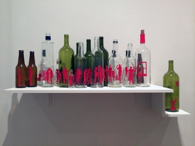 Michael Paul Britto Material: garrafas de vidro, vinil cortado