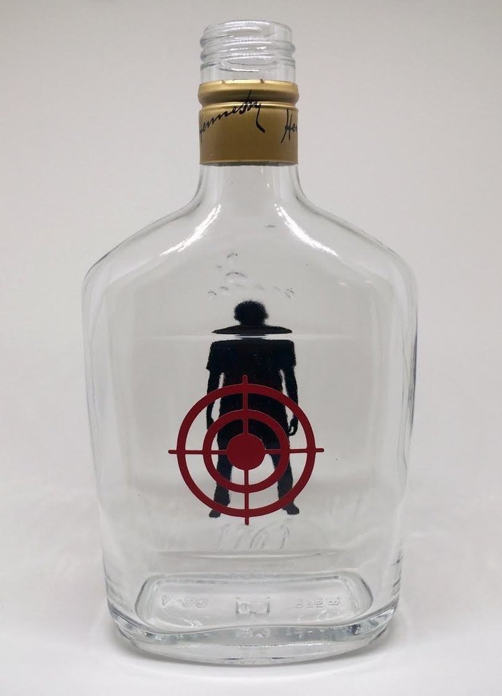 Michael Paul Britto garrafas de vidro e vinil cortado (2015) Cortesia do artista