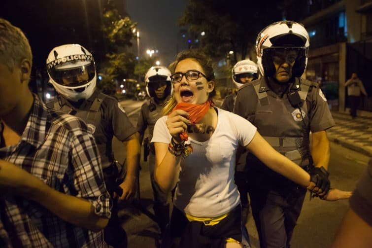 Fuzilamento no Rio e violência contra os estudantes em SP: duas faces de uma polícia anacrônica