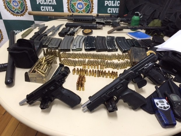 Material apreendido em operação contra milícia no Rio (Foto: Káthia Mello / G1)