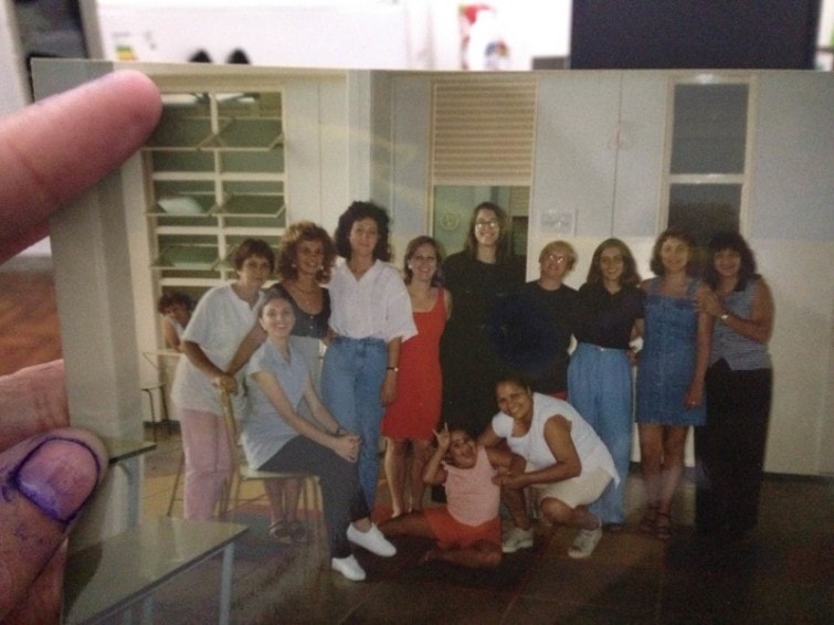 Pode ser 1996 ou 1997. Minha mãe trabalhava na limpeza de uma escola. Eu estudava lá e ficava a tarde toda esperando dar o horário de irmos embora. Essa é uma foto com as professoras e coordenadoras da escola.