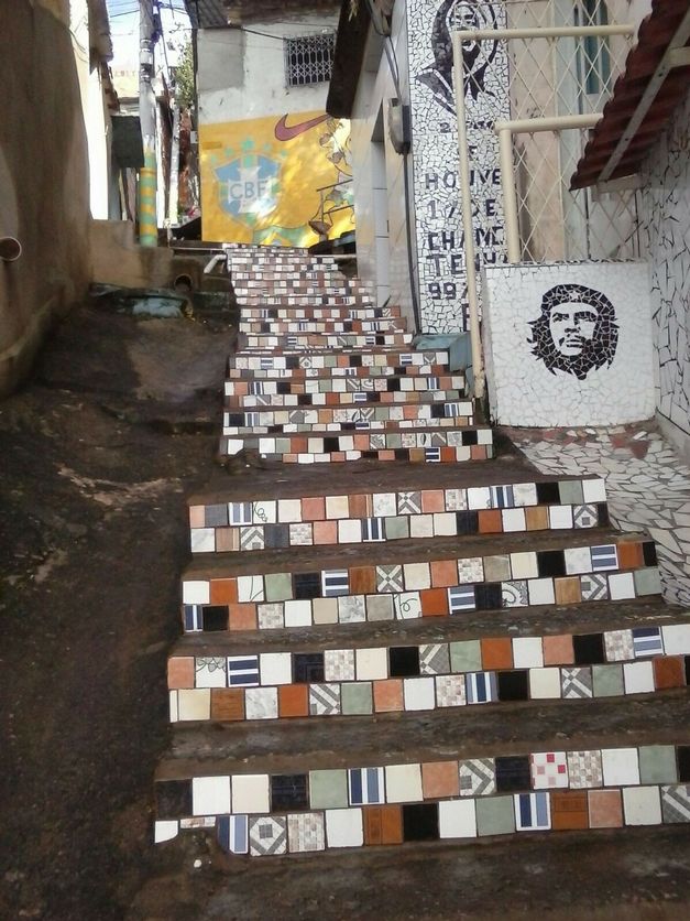 Leandro CR cria mosaicos pelas ruas e becos da favela