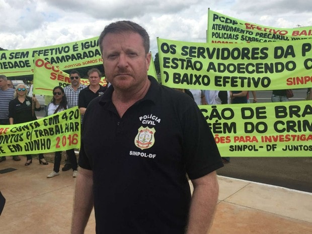 Presidente do Sindicato dos Policiais Civis do DF, Rodrigo Franco, durante ato em frente ao Palácio do Buriti (Foto: Jéssica Nascimento/G1)