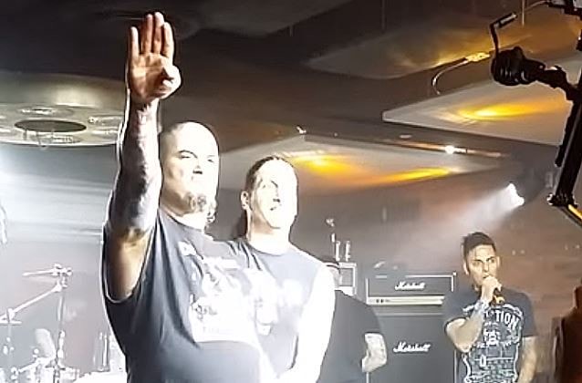 Phil Anselmo vocalista da banda de heavy metal Pantera faz saudação nazi e grita “White Power”