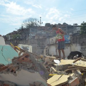 Favela do Metrô-Mangueira, na zona norte da cidade, tem imóveis demolidos pela prefeitura do Rio (Tânia Rêgo/Agência Brasil)