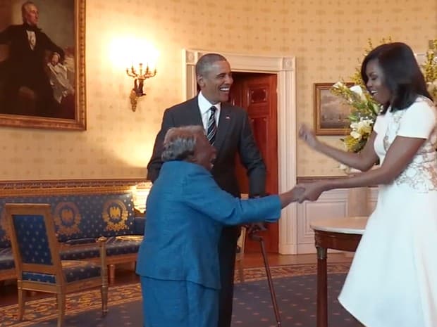 Americana de 106 anos dança de alegria em encontro com casal Obama