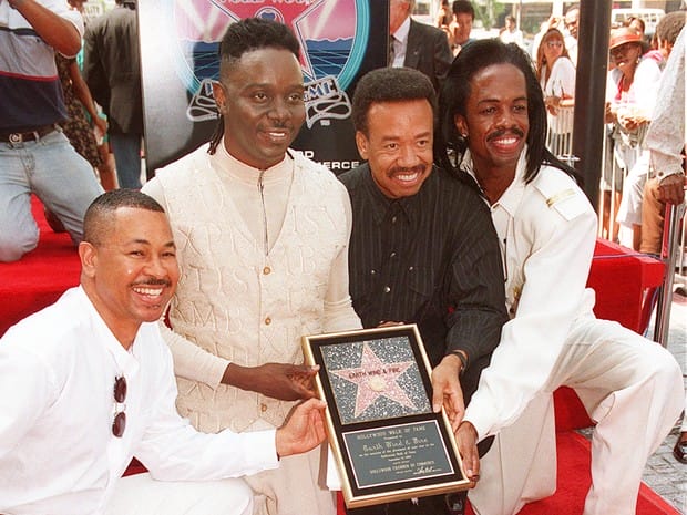 Maurice White (de preto) junto com músicos do Earth, Wind & Fire inauguram estrela da Calçada da Fama de Hollywood em nome da banda