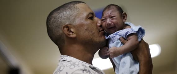 Triste realidade: Homens abandonam mães de bebês com microcefalia em Pernambuco