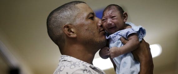 Homens abandonam mães de bebês com microcefalia