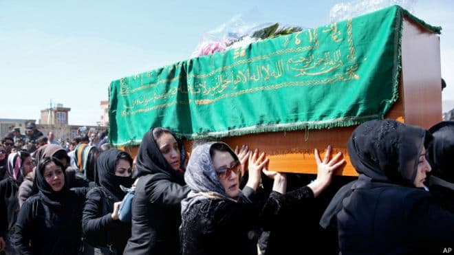 Ativistas afegãs rompem tradição e carregam caixão de mulher linchada