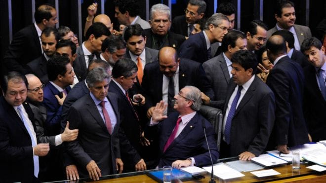 Políticos que votam impeachment são acusados de mais corrupção que Dilma, diz jornal americano