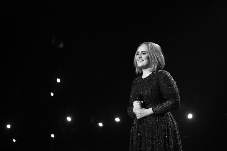 Adele sobre amamentação: ‘A pressão em cima de nós é absolutamente ridícula’