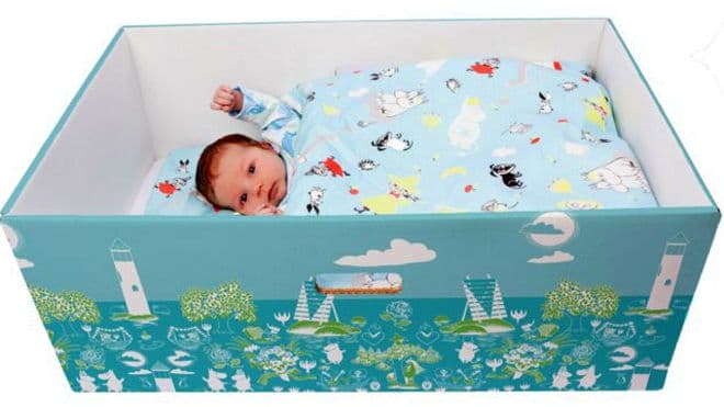 Por que bebês de várias partes do mundo estão dormindo em caixas de papelão?