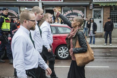 Uma mulher enfrenta uma manifestação fascista na Suécia