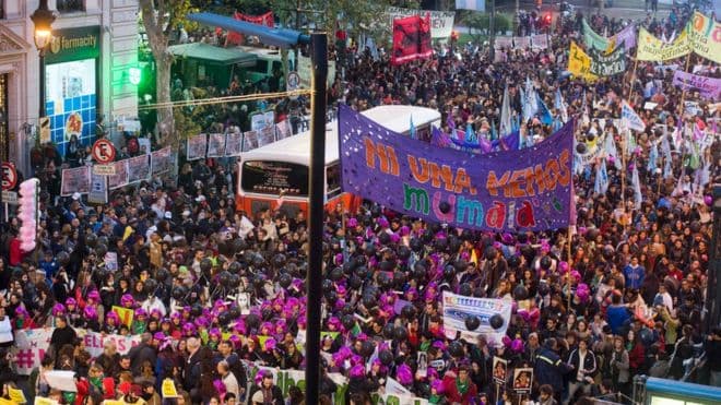 América Latina despertou para a violência contra mulher, diz organizadora de protesto argentino