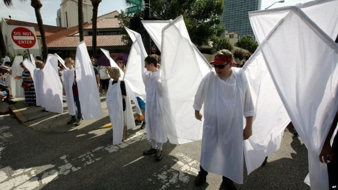 ‘Anjos’ impedem protesto homofóbico em funeral de vítima de Orlando