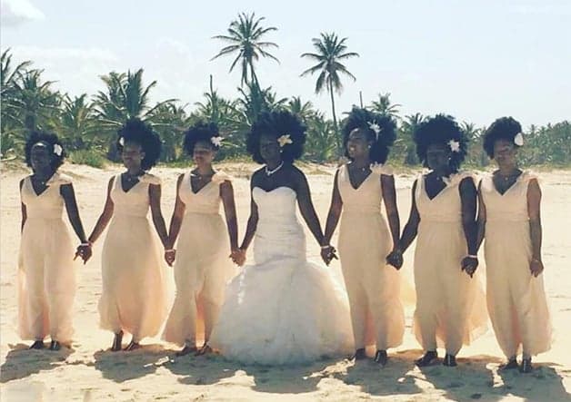 Noiva e madrinhas negras mostram o poder de seus cabelos afro e a internet se apaixona