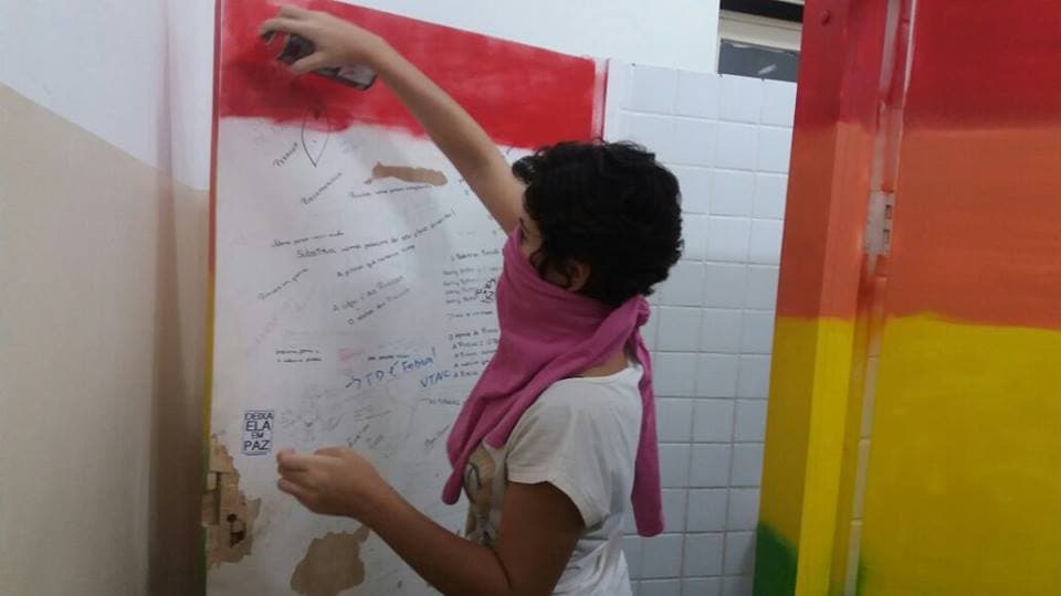 Picharam ‘Jesus cura lesbianismo’ e estudantes da UFRJ deram o troco contra a homofobia