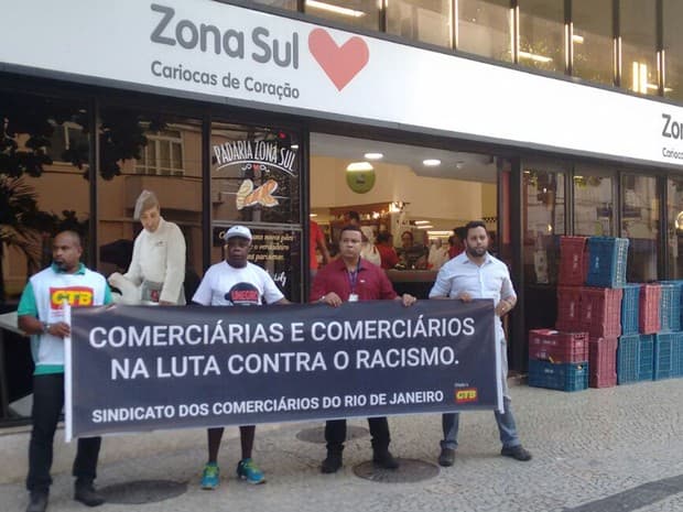 Protesto contra racismo mobiliza sindicalistas no Leblon, Rio