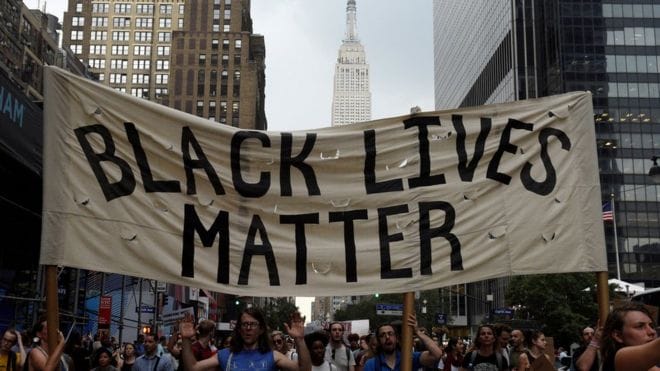 Quem são os homens negros vítimas de policiais brancos cujas mortes geraram novos protestos nos EUA