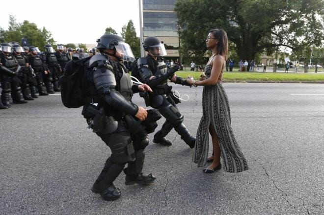 Foto de mulher negra desafiando policiais vira símbolo dos protestos nos EUA