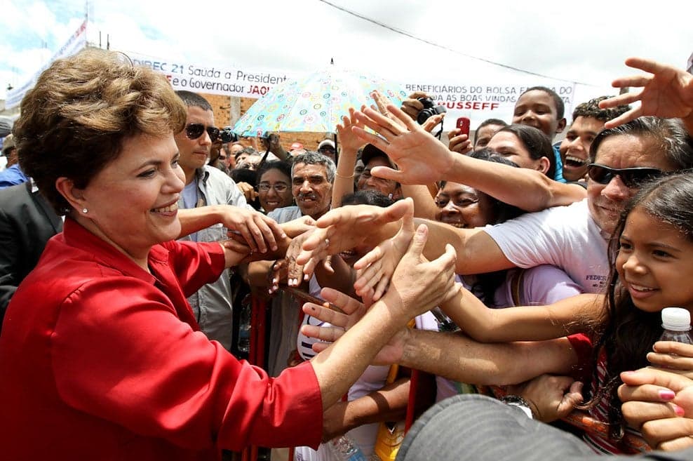 Dilma vai ao povo, Temer debate 80 horas semanais