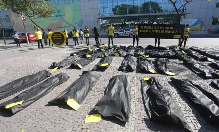 Anistia faz protesto em frente ao Comitê Rio-2016 contra violação de direitos humanos