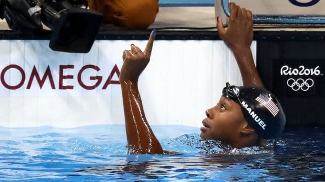 Por que a 1ª medalha de ouro de uma nadadora negra é importante