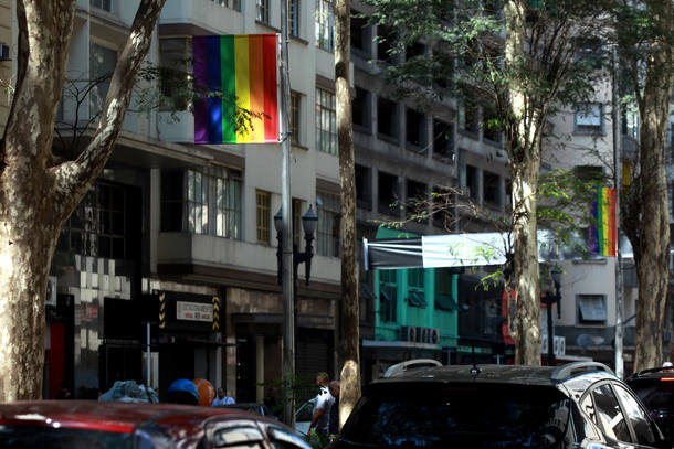 HR SÃO PAULO/SP 26/08/2016 BANDEIRA LGBT CIDADES - Prefeitura de São Paulo decidiu manter permanentes as bandeiras do orgulho LGBT no Largo do Arouche e Rua Vieira de Carvalho, após uma petição online. FOTO: HÉLVIO ROMERO/ESTADÃO