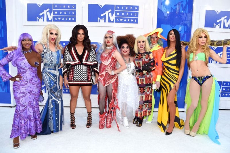 Em cobertura do VMA, Vogue Brasil chama drag queens de bizarrices