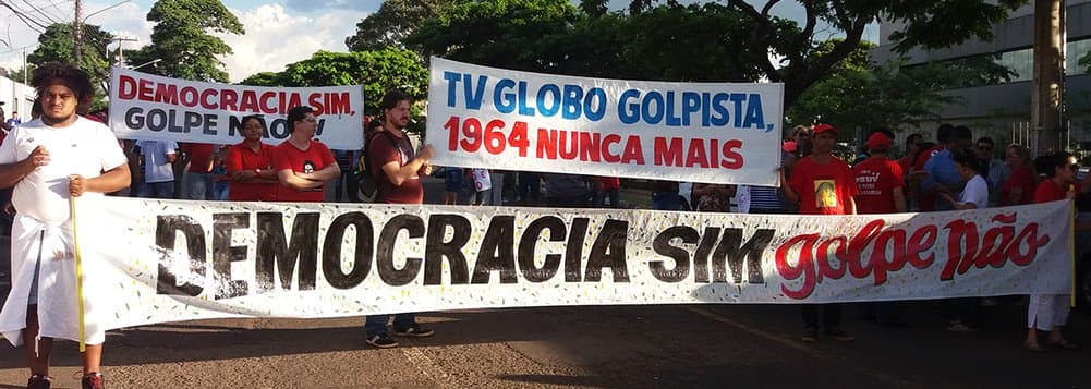 Apoio à democracia no Brasil cai para nível recorde